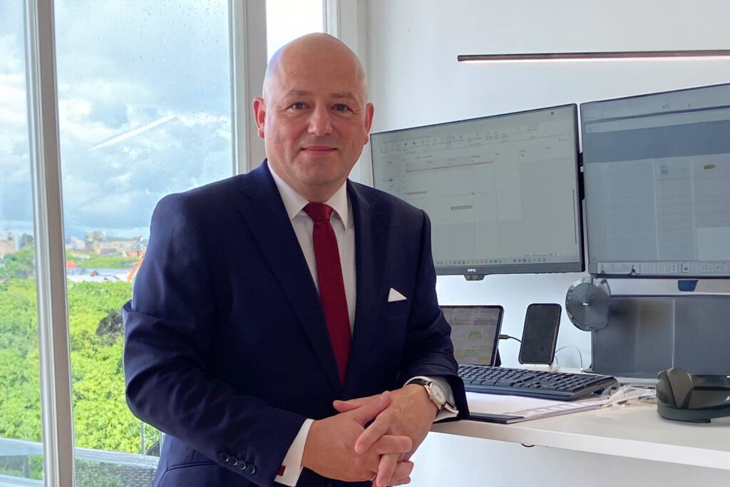 Foto von Steuerberater Berchtold am Schreibtisch stehend